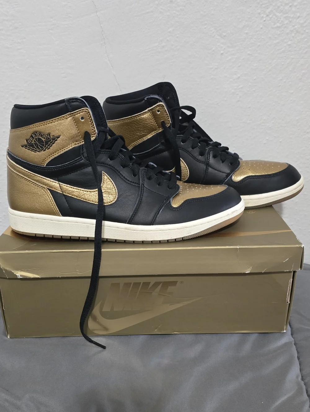 Jordan 1 Mid - Black/Gold